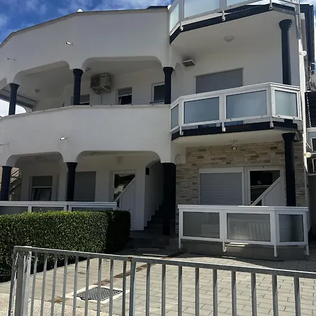 Lavaran Apartman *