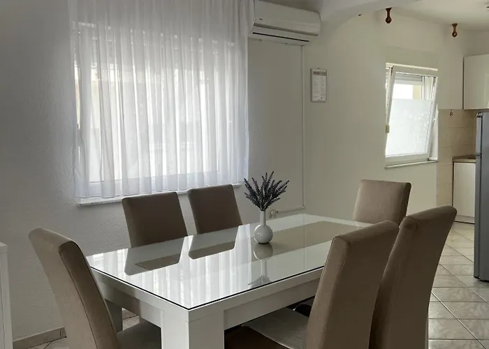 Apartment Lavaran